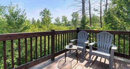 A-Frame Hot tub Retreat - Firepit, Grill, EV & Dog Friendly, Close to N. Conway.
