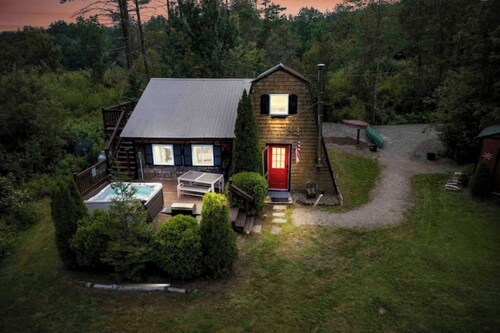 A-Frame Hot tub Retreat - Firepit, Grill, EV & Dog Friendly, Close to N. Conway.