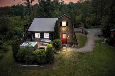 A-Frame Hot tub Retreat - Firepit, Grill, EV & Dog Friendly, Close to N. Conway.