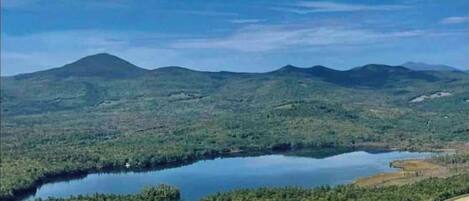 Un lac entouré de collines boisées.