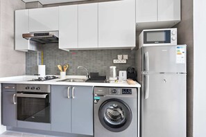 Réfrigérateur, four à micro-ondes, un four, surface de cuisson
