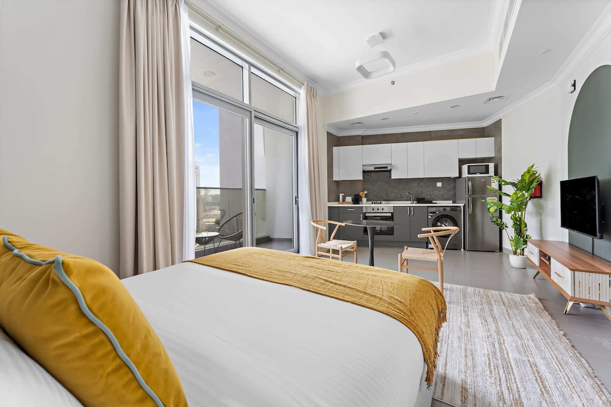 Art Gardens 210 | 1 bedroom, Egyptian cotton sheets, premium bedding, memory foam beds