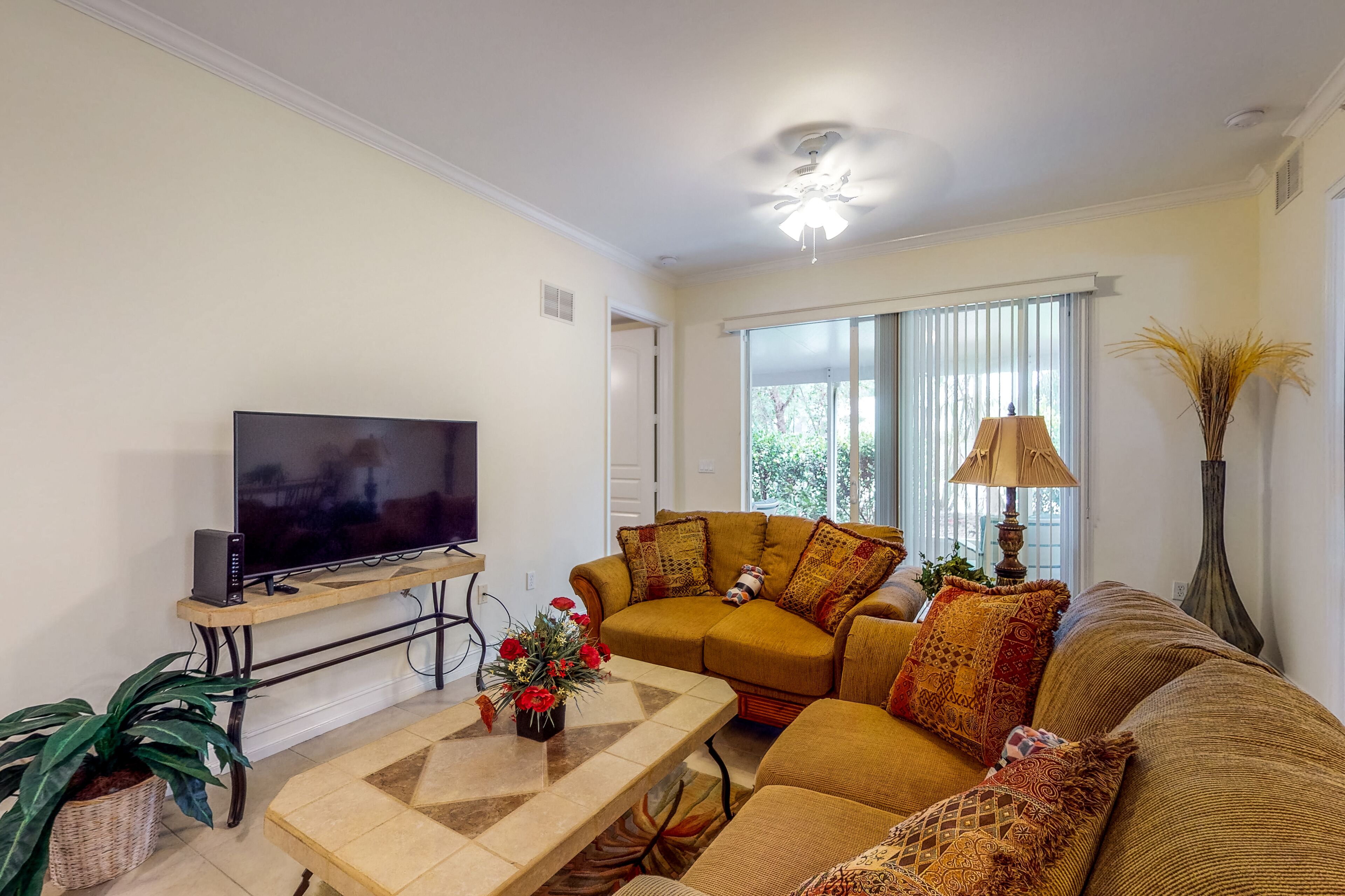 Condo in the Heart of it All - Lanai, Outdoor Wet Bar, WiFi & W/D