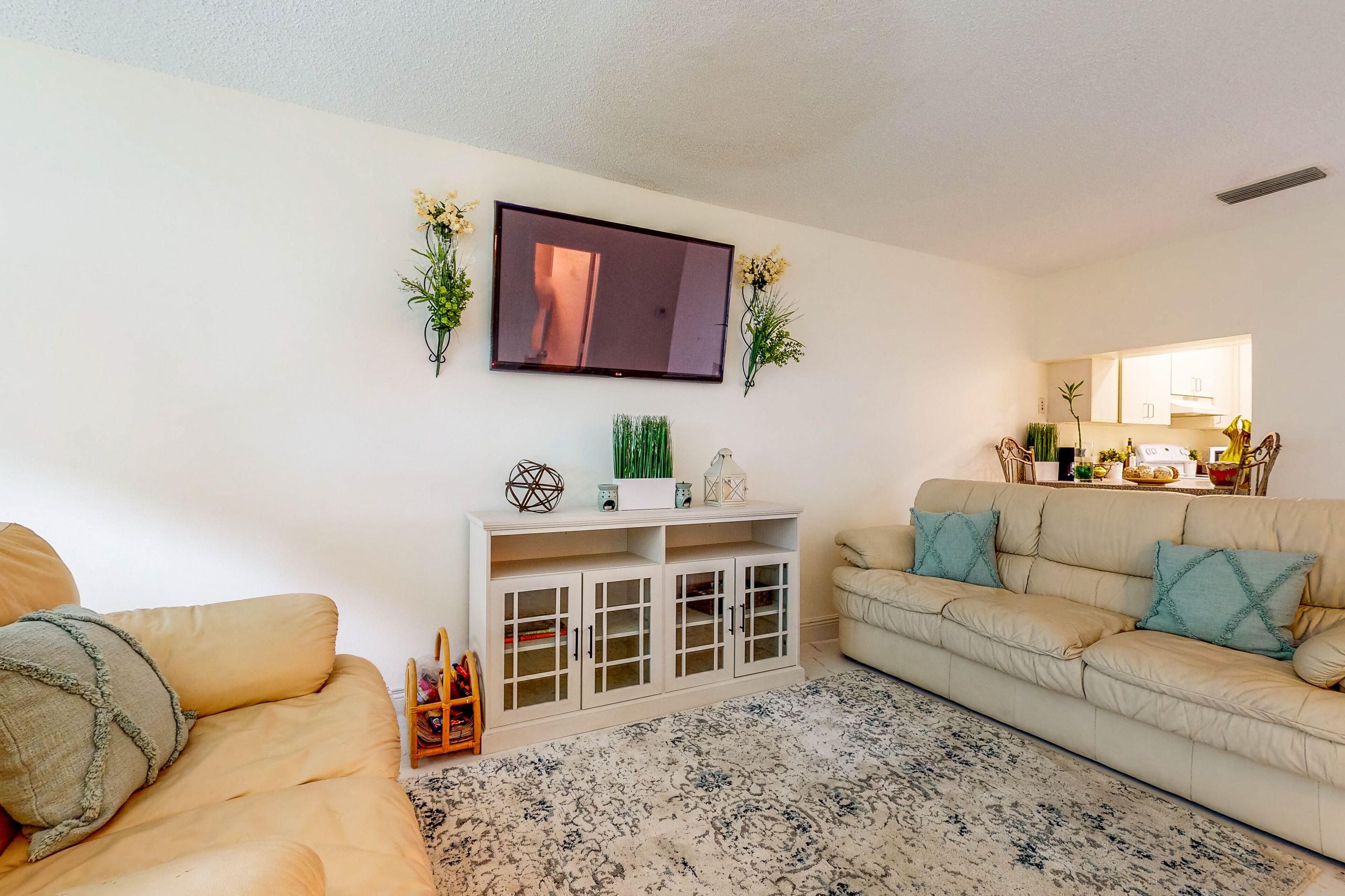 Comfortable Townhouse with Pool Access, Full Kitchen & W/D - Dog-Friendly