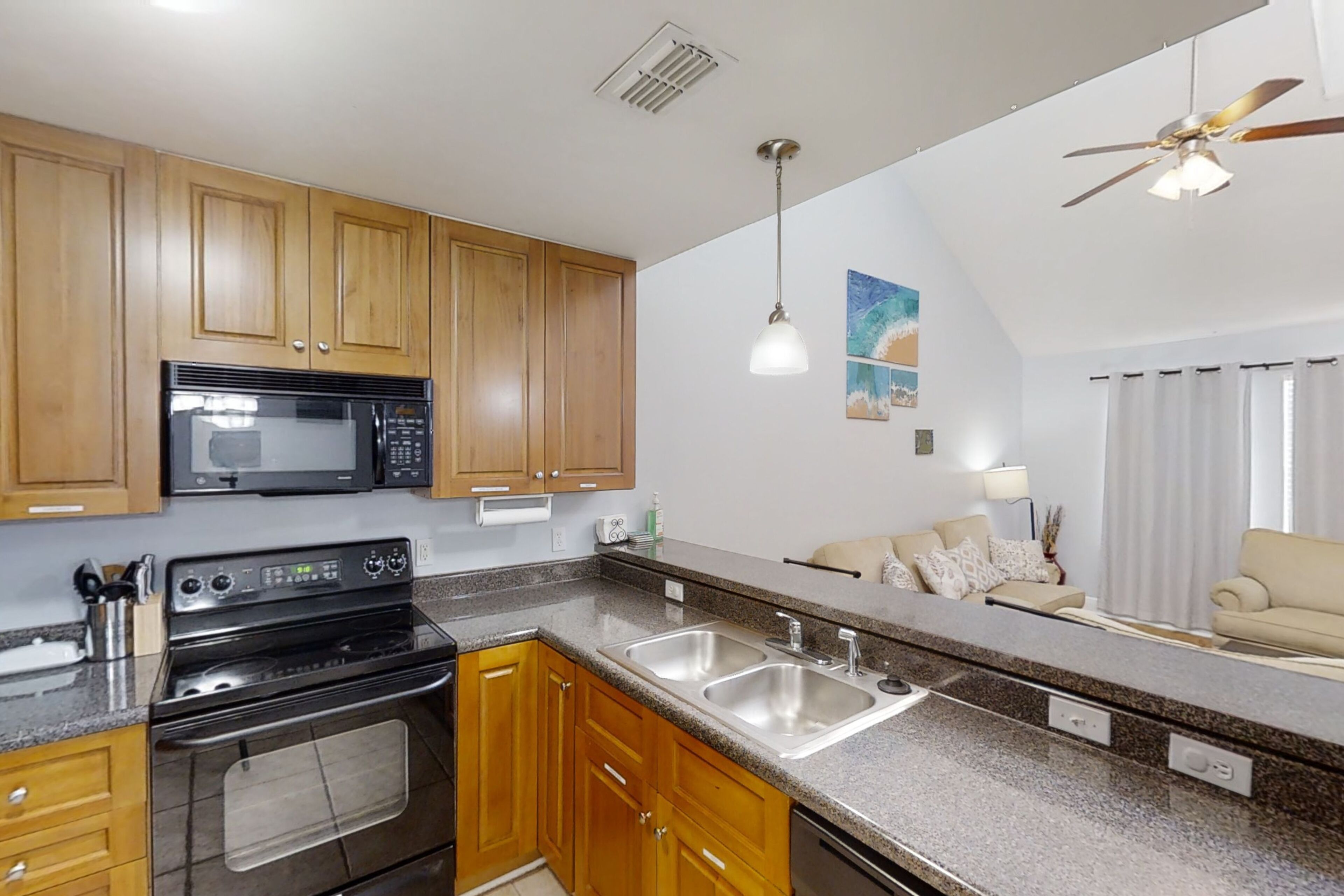 All-Suite Townhome with Smart TVs, WiFi, Printer, Full Kitchen - Fenced Yard