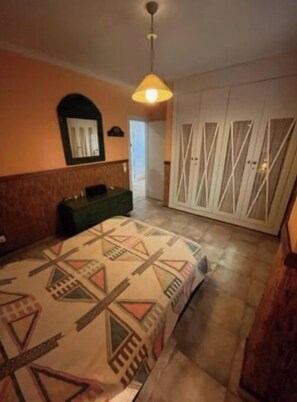 5 bedrooms, travel cot, WiFi, bed sheets
