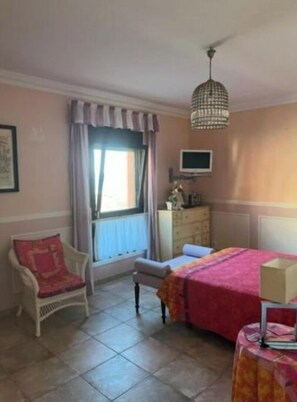 5 bedrooms, travel cot, WiFi, bed sheets