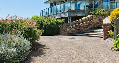 Vantage Point, Hillfield Village