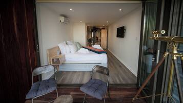 Premium bedding, in-room safe, desk, laptop workspace