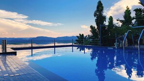 2 outdoor pools