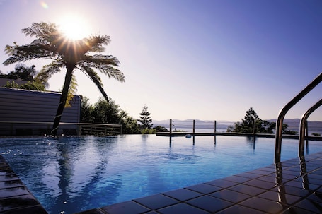 2 outdoor pools