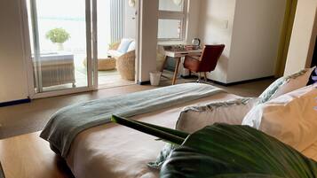 Quarto casal luxo | Roupas de cama premium, cofres nos quartos, escrivaninha