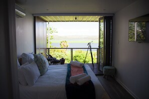 Ropa de cama de alta calidad y caja de seguridad en la habitación 