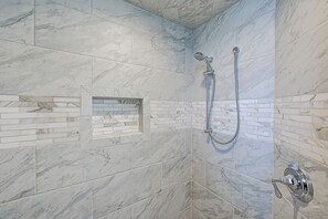 Casa, varias camas, acceso a la alberca, vista a la playa | Baño | Amenidades de baño de diseñador 