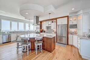 Fridge, microwave, oven, stovetop - Ocean Paradise (St. Augustine)