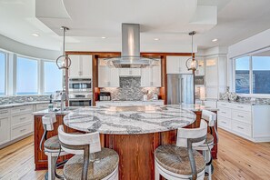 Fridge, microwave, oven, stovetop - Ocean Paradise (St. Augustine)