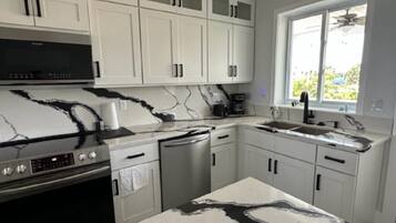 House, Multiple Beds, Kitchen | Private kitchen | Fridge, microwave, oven, stovetop