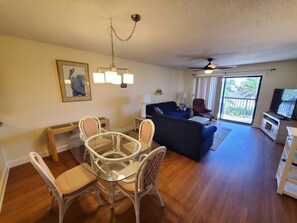 Condo, varias camas, cocina, vista a la playa | Restaurantes