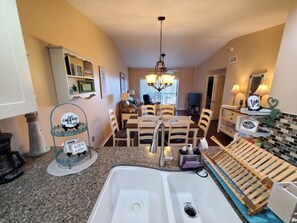 Apartment, Mehrere Betten, Küche, Poolblick | Eigene Küche | Kühlschrank, Mikrowelle, Ofen, Herdplatte