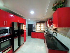 Appartement | Cuisine privée | Réfrigérateur, micro-ondes, four, plaque de cuisson