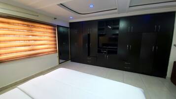 3 bedrooms, iron/ironing board, free WiFi, bed sheets