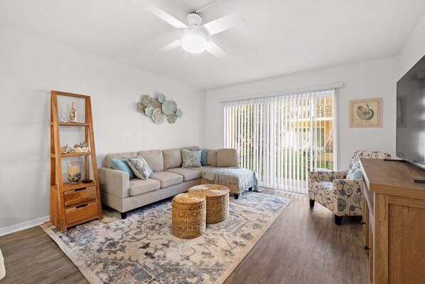 Appartement, Meerdere bedden, toegang tot zwembad, uitzicht op zwembad | Uitzicht vanuit de kamer