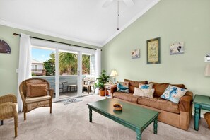 Condo, várias camas, cozinha, vista para a piscina | Área de estar | TV de tela plana 40 polegadas com canais a cabo, TV