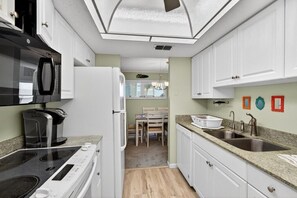 Condo, várias camas, cozinha, vista para a piscina | Cozinha privada | Geladeira, micro-ondas, fogão, cooktop