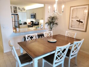 Apartamento, varias camas, cocina, vistas a la piscina | Restauración