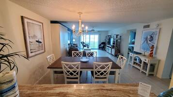 Kondominium, Beberapa Tempat Tidur, dapur, pemandangan kolam renang | Tempat makan