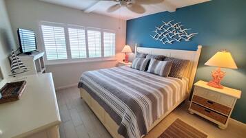 Condo, Multiple Beds, Kitchen, Pool View | 2 bedrooms, individually decorated, individually furnished, free WiFi