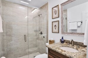 Apartment, Mehrere Betten, Poolzugang, Poolblick | Badezimmer | Designer-Toilettenartikel