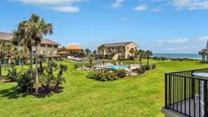 A resort with a swimming pool, palm trees, and ocean views. - Summerhouse 147 (St. Augustine)