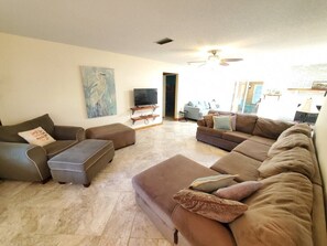 Living area - Tiki Beach Queen (St. Augustine)