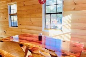 Dining - 5 min from Parkway. Cozy cabin! (Sevierville)