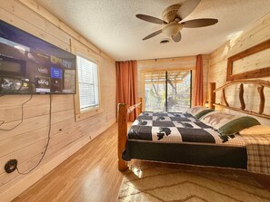 2 bedrooms, iron/ironing board, WiFi, bed sheets - 5 min from Parkway. Cozy cabin! (Sevierville)