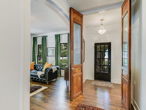 The Ella Norah. A Luxury Retreat. Pool and Spa. Steps to Main Street. 