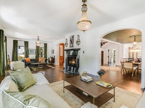 Smart TV, fireplace, books, music library - The Ella Norah. A Luxury Retreat. Pool and Spa. Steps to Main Street. (Smithville)