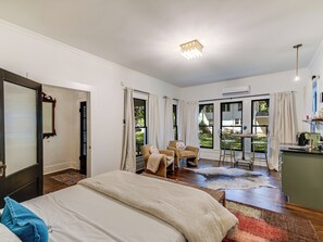 5 habitaciones, tabla de planchar con plancha, wifi y ropa de cama