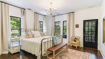 5 bedrooms, iron/ironing board, WiFi, bed sheets