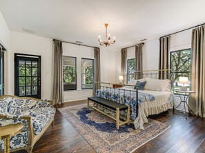 5 bedrooms, iron/ironing board, WiFi, bed sheets