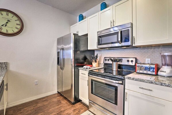 3 bedrooms, desk, soundproofing, Internet