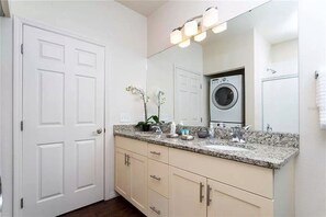 Apartment | Bathroom | Toilet paper