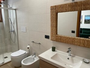 Chuveiro, secador de cabelo, bidê, toalhas de banho