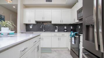 2 bedrooms, desk, soundproofing, Internet