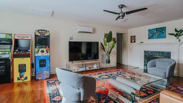 Apartment, Private Bathroom (North Central Loft) | Ruang Istirahat