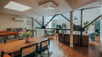 Huoneisto, oma kylpyhuone (North Central Loft) | Ruokailu