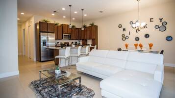 Apartemen | 3 kamar tidur, meja kerja, kedap suara, dan internet