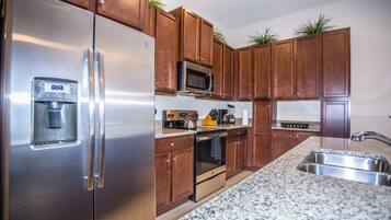 Apartemen | 3 kamar tidur, meja kerja, kedap suara, dan internet