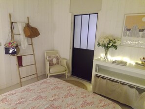 2 bedrooms, iron/ironing board, WiFi